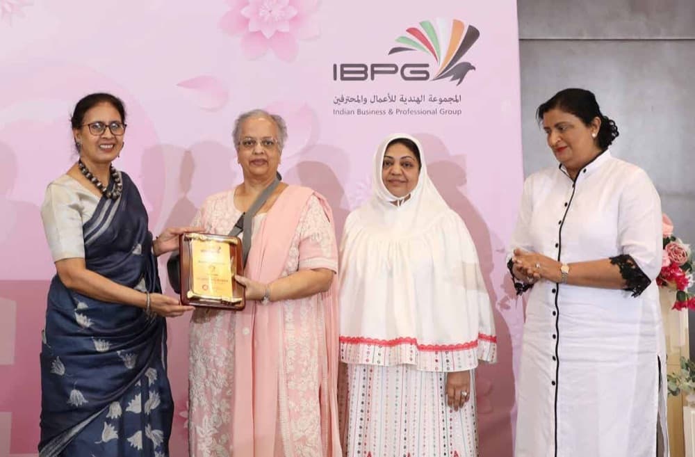 Nira Varma receiving the Women Business Achiever Award 2023